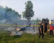 *Polres Ogan Ilir, Polsek Tanjung Raja Datangi TKP Kebakaran Dua Rumah Warga di Desa Arisan Deras, Pastikan Tak Ada Korban Jiwa*