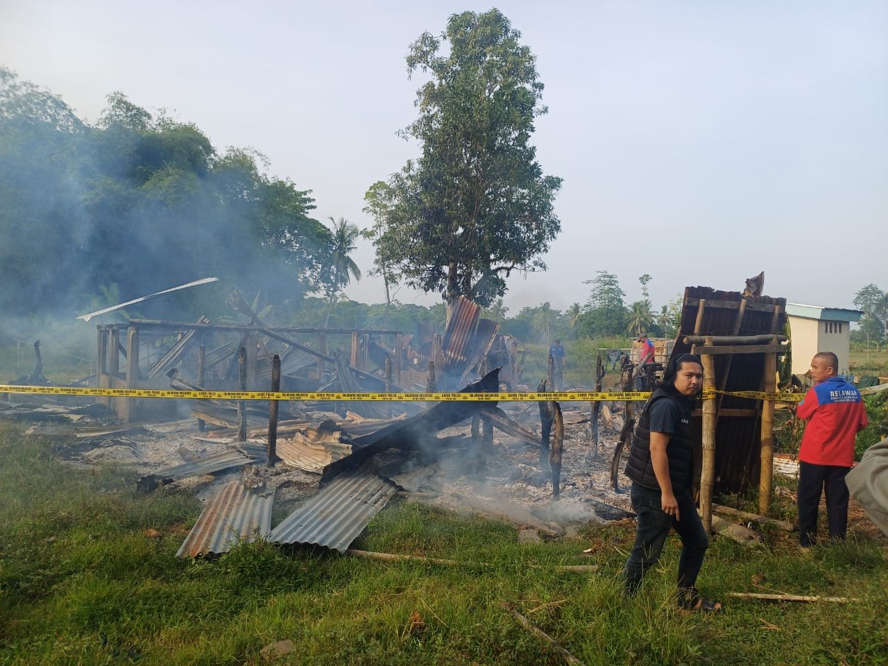 *Polres Ogan Ilir, Polsek Tanjung Raja Datangi TKP Kebakaran Dua Rumah Warga di Desa Arisan Deras, Pastikan Tak Ada Korban Jiwa*