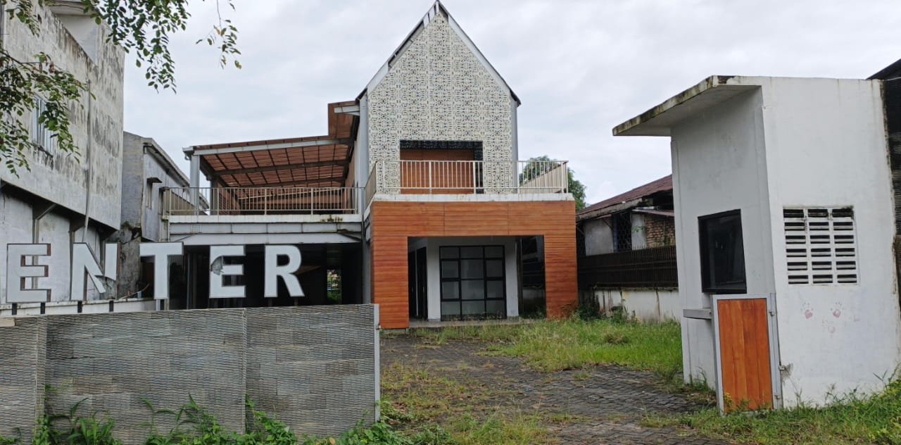 Gedung UMKM Center yang Dibangun di Era Bobby Nasution Terabaikan Bak Gua Hantu Gedung UMKM Center yang Dibangun di Era Bobby Nasution Terabaikan Bak Gua Hantu