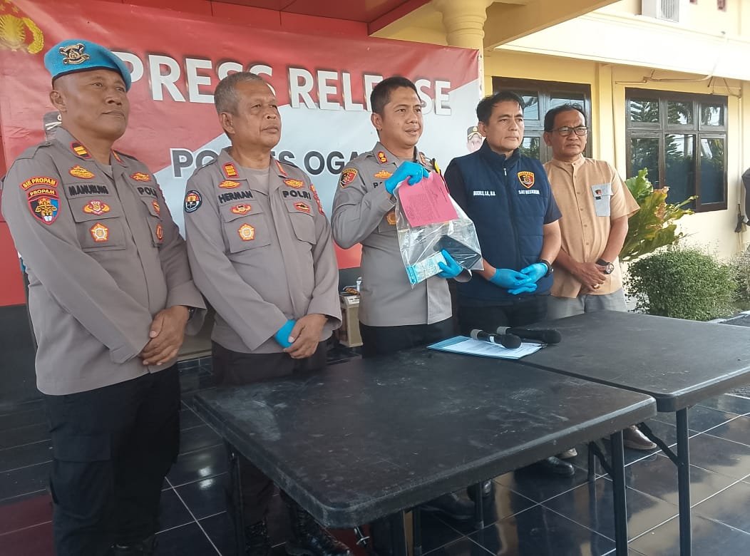 Polres Ogan ilir Lakukan Persrilis Oknum LSM Tersangka Pemerasan Kades di Ogan Ilir, Kini Terancam 9 Tahun Penjara