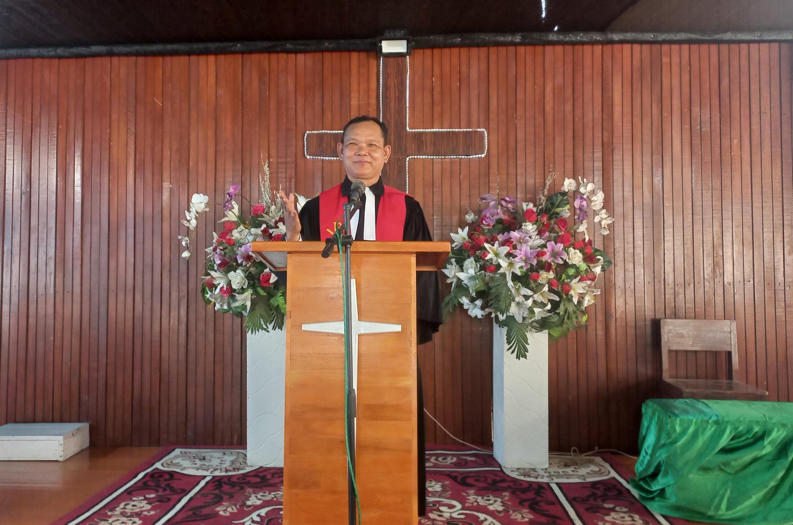 Tuhan yang Mendengar dan Menggerakkan Hati, Kotbah Minggu dari Pdt. Darwin Butarbutar, M.Th