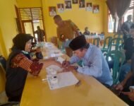 BNN Ogan Ilir Melaksanakan Tugas tes Urine di Kecamatan Pemulutan Barat