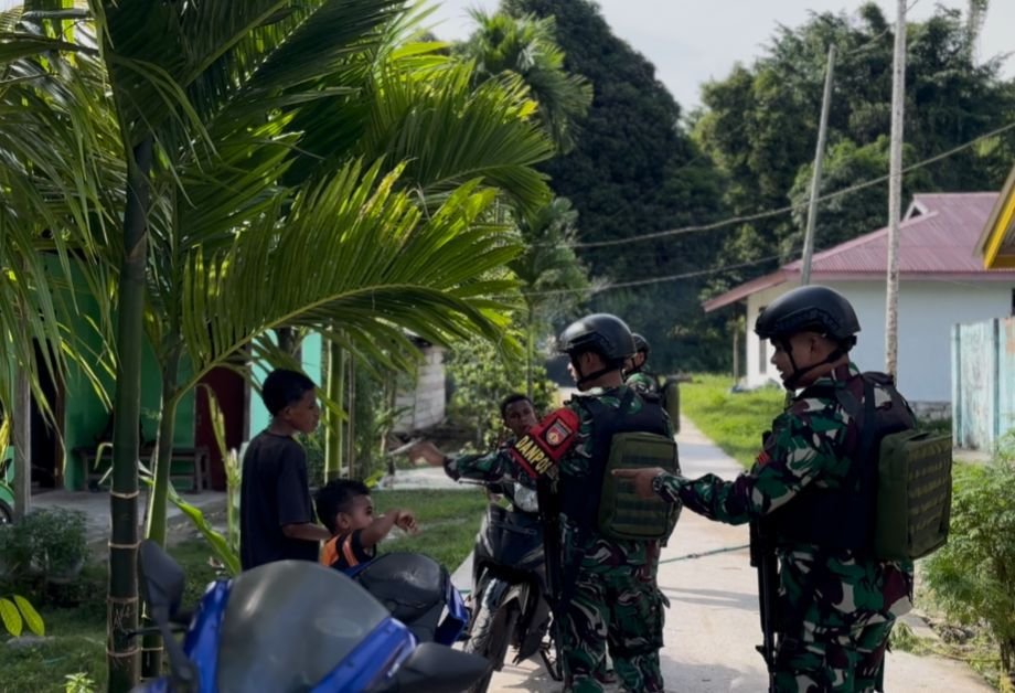 Jalin Komsos Dengan Baik, Satgas Pamtas Kewilayahan RI-PNG Yonif 410/Alg Pos Kramamongga Anjangsana ke Rumah Tokoh Masyarakat Jalin Komsos Dengan Baik, Satgas Pamtas Kewilayahan RI-PNG Yonif 410/Alg Pos Kramamongga Anjangsana ke Rumah Tokoh Masyarakat