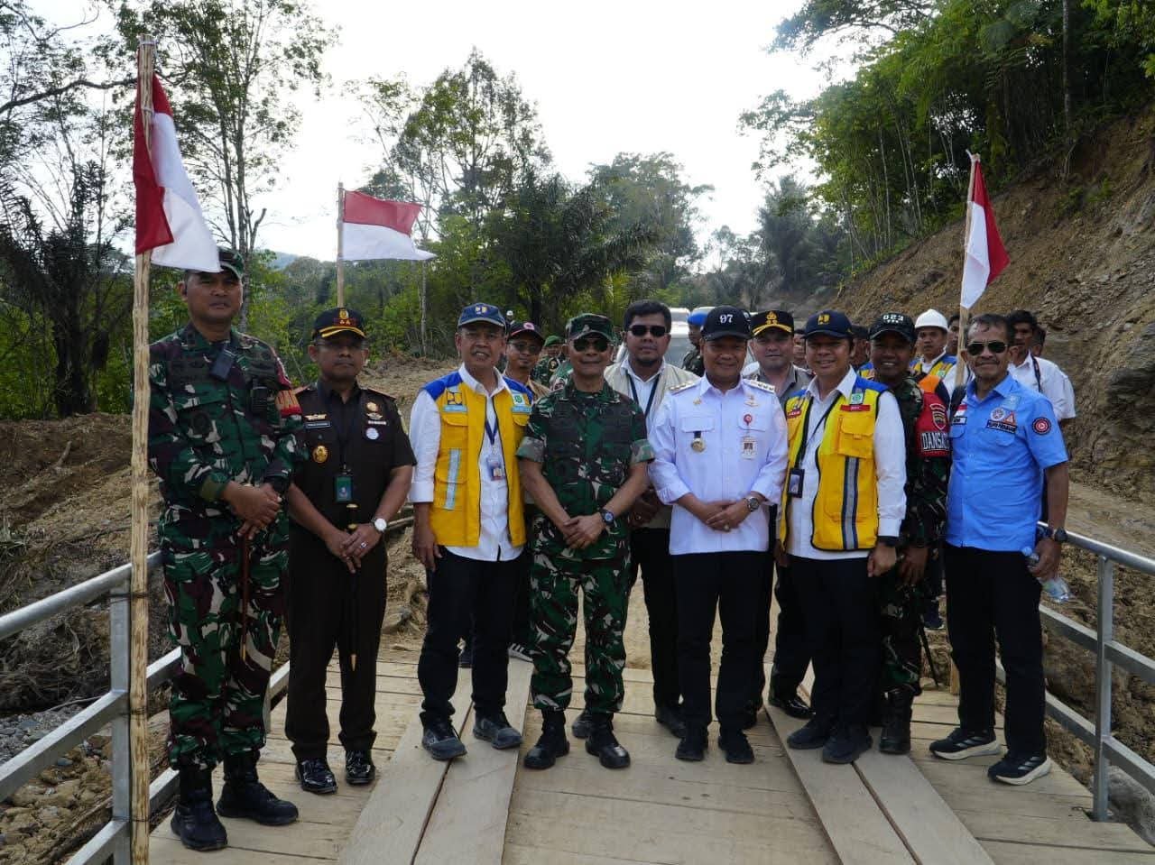 Sinergi kuat, Pemulihan Cepat: Kasum TNI Tinjau Penanganan Bencana di Humbang Hasundutan