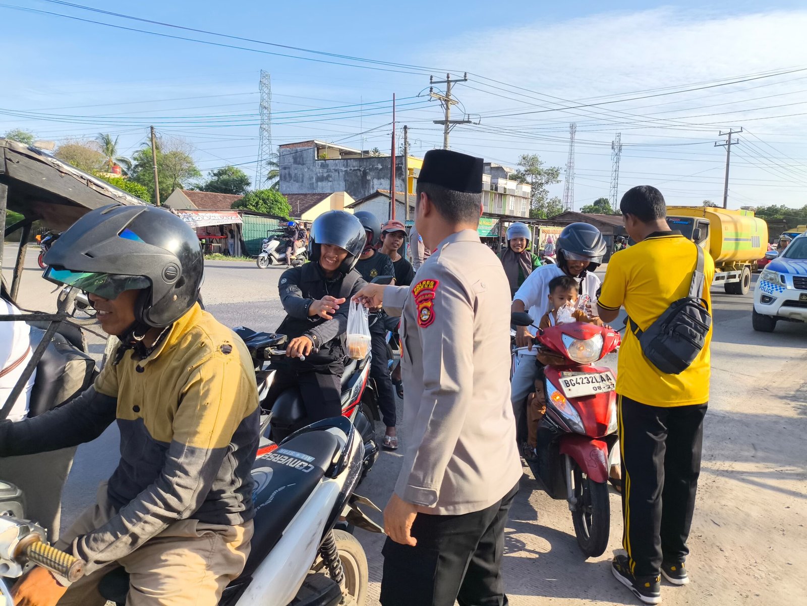Polres Ogan Ilir dan Polsek Jajaran Bagikan Takjil di Bulan Suci Ramadhan 1446 H Polres Ogan Ilir dan Polsek Jajaran Bagikan Takjil di Bulan Suci Ramadhan 1446 H
