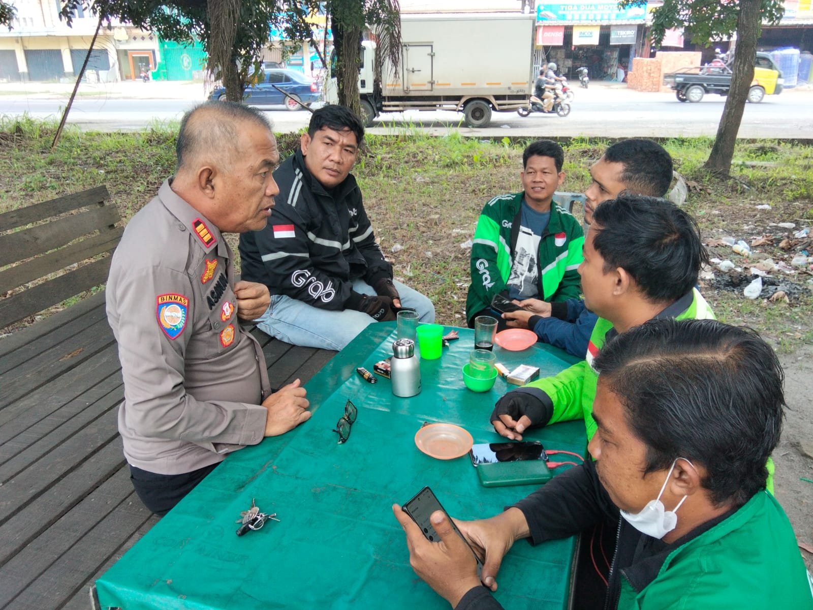 Cooling System Satbinmas Polres Ogan Ilir Sambangi Komunitas Grab di Terminal Timbangan