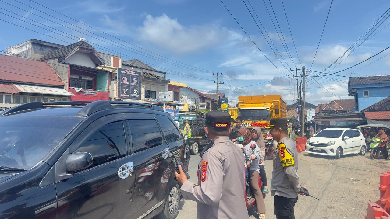 Gerak Cepat Kapolres Ogan Ilir Bersama Personel Urai Kemacetan Arus Mudik Jelang Lebaran 1447 H Gerak Cepat Kapolres Ogan Ilir Bersama Personel Urai Kemacetan Arus Mudik Jelang Lebaran 1447 H