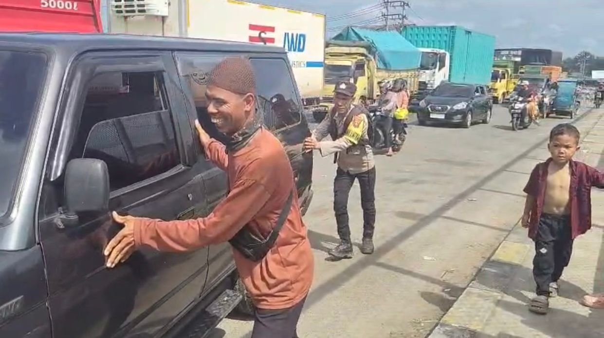Aksi Sigap Polisi di Indralaya, Personel polres Ogan Ilir Bantu Perbaiki Mobil Pemudik di Tengah Kemacetan Aksi Sigap Polisi di Indralaya, Personel polres Ogan Ilir Bantu Perbaiki Mobil Pemudik di Tengah Kemacetan