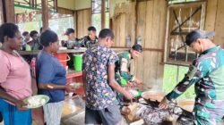 Jumat Berkah di Tanah Asmat: Satgas Yonif 123/Rajawali Gelar Komsos dan Makan Bersama Warga Kampung Binam Jumat Berkah di Tanah Asmat: Satgas Yonif 123/Rajawali Gelar Komsos dan Makan Bersama Warga Kampung Binam