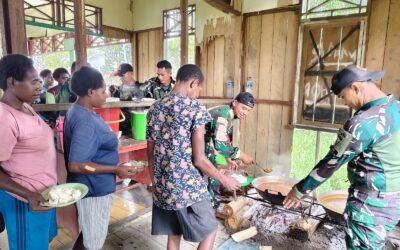 Jumat Berkah di Tanah Asmat: Satgas Yonif 123/Rajawali Gelar Komsos dan Makan Bersama Warga Kampung Binam