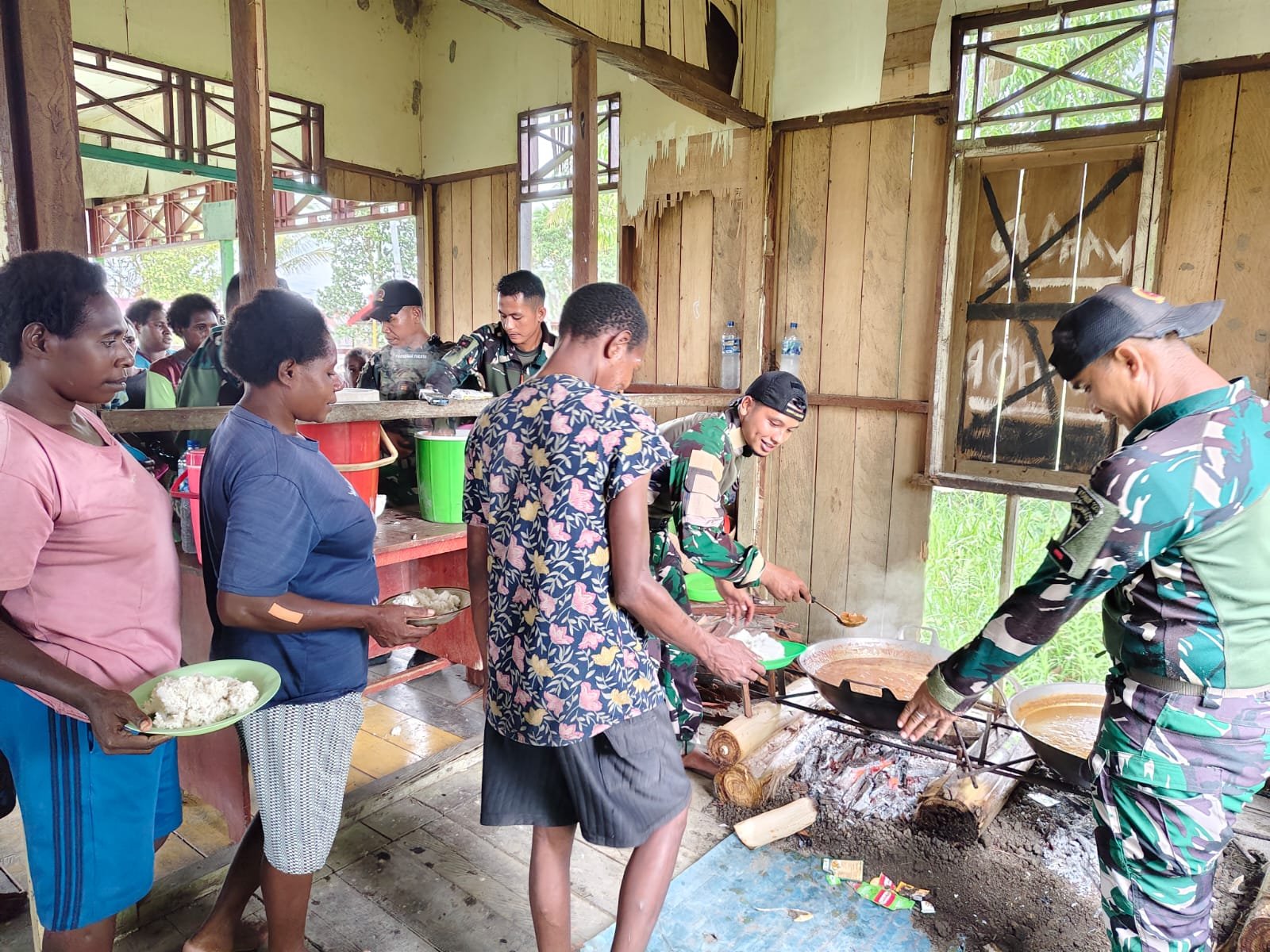 Jumat Berkah di Tanah Asmat: Satgas Yonif 123/Rajawali Gelar Komsos dan Makan Bersama Warga Kampung Binam Jumat Berkah di Tanah Asmat: Satgas Yonif 123/Rajawali Gelar Komsos dan Makan Bersama Warga Kampung Binam