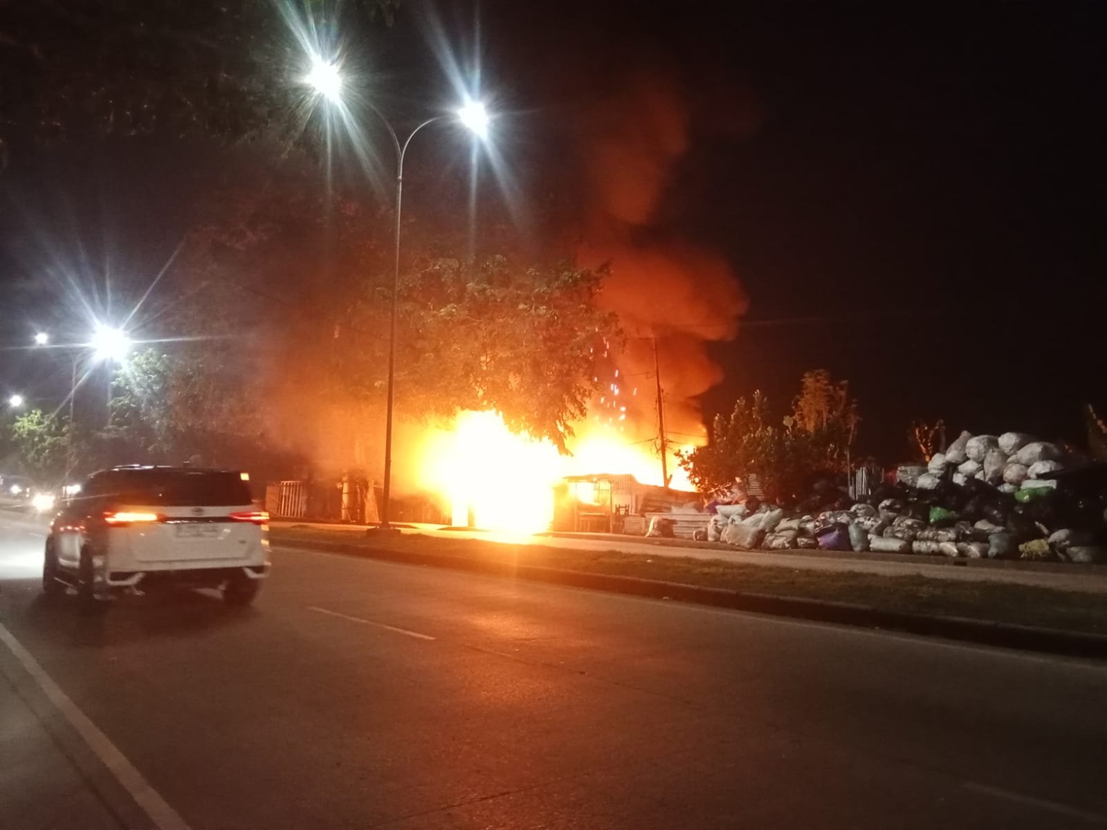Sijago Mera Hanguskan 9 Rumah di Ibul Besar III, Kapolres Ogan Ilir Turun Langsung ke Lokasi Bersama Personel Sijago Mera Hanguskan 9 Rumah di Ibul Besar III, Kapolres Ogan Ilir Turun Langsung ke Lokasi Bersama Personel