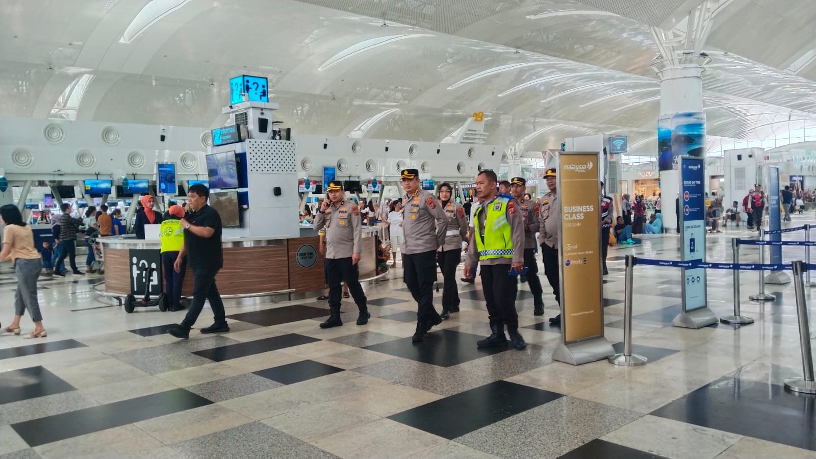 Kapolresta Deli Serdang Pantau Aktivitas Arus Balik Lebaran di Bandara Kuala Namu