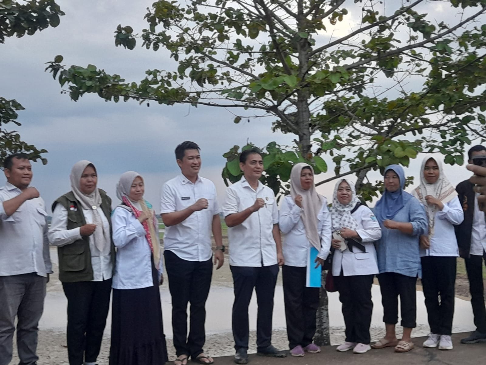 Polisi Ikut Cek Sawah Kekeringan di Desa Sungai Rotan Polisi Ikut Cek Sawah Kekeringan di Desa Sungai Rotan