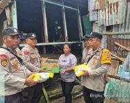 Polsek Tanjung Raja Berikan Bahan Pokok pada Korban Rumah Roboh di Desa Jagolano Ogan Ilir