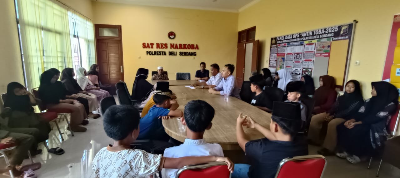 Sat Narkoba Polresta Deli Serdang Berikan Santunan kepada Anak Yatim Piatu