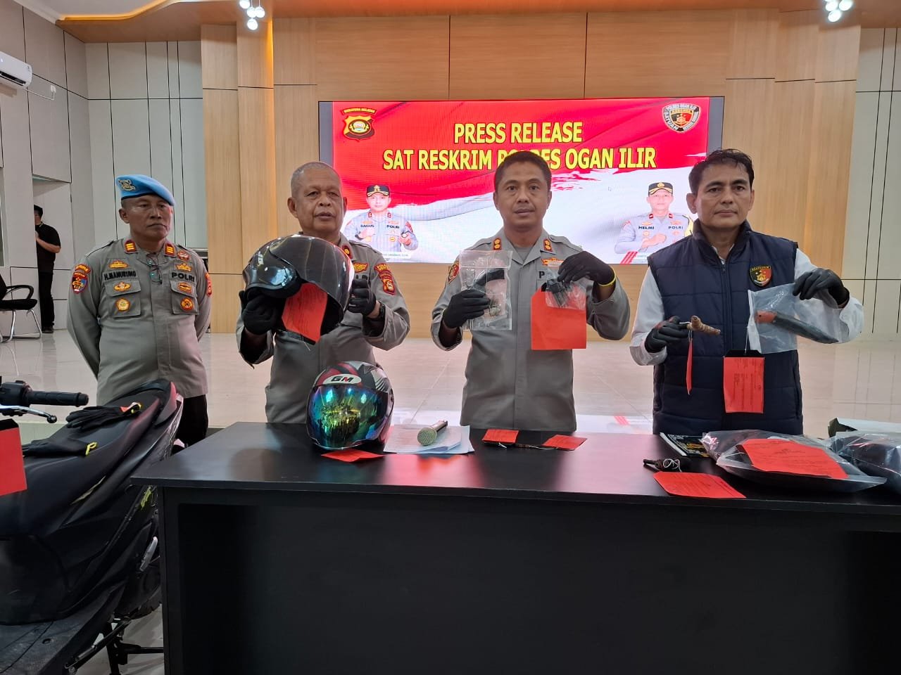Sempat Acungkan Senpi ke Polisi, Dua Pelaku Curanmor Lintas Kabupaten Dibekuk Polres Ogan Ilir Sempat Acungkan Senpi ke Polisi, Dua Pelaku Curanmor Lintas Kabupaten Dibekuk Polres Ogan Ilir