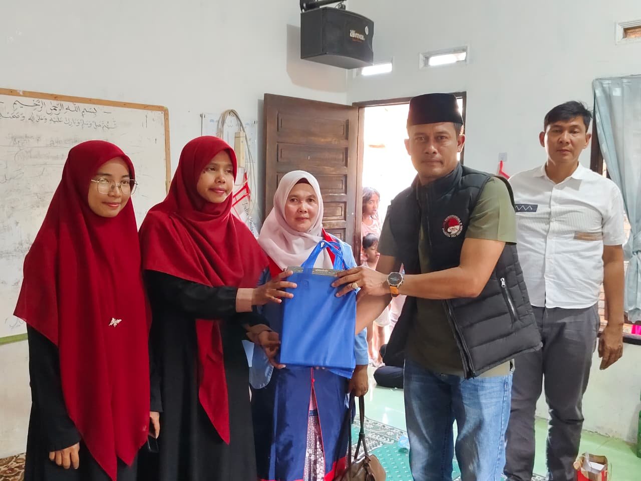 Satres Narkoba Polresta Deli Serdang Salurkan Bantuan Al-Qur'an Satres Narkoba Polresta Deli Serdang Salurkan Bantuan Al-Qur'an
