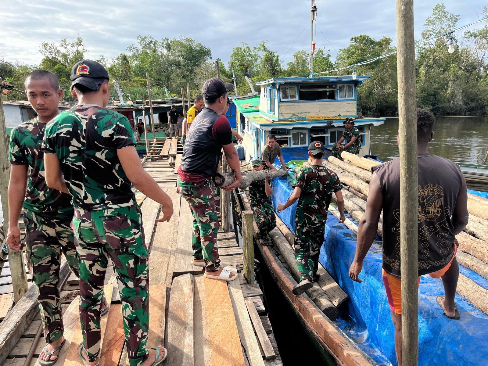 Pos Venaha Hadir Membantu Masyarakat, Wujud Nyata Kemanunggalan TNI dan Rakyat di Papua Selatan