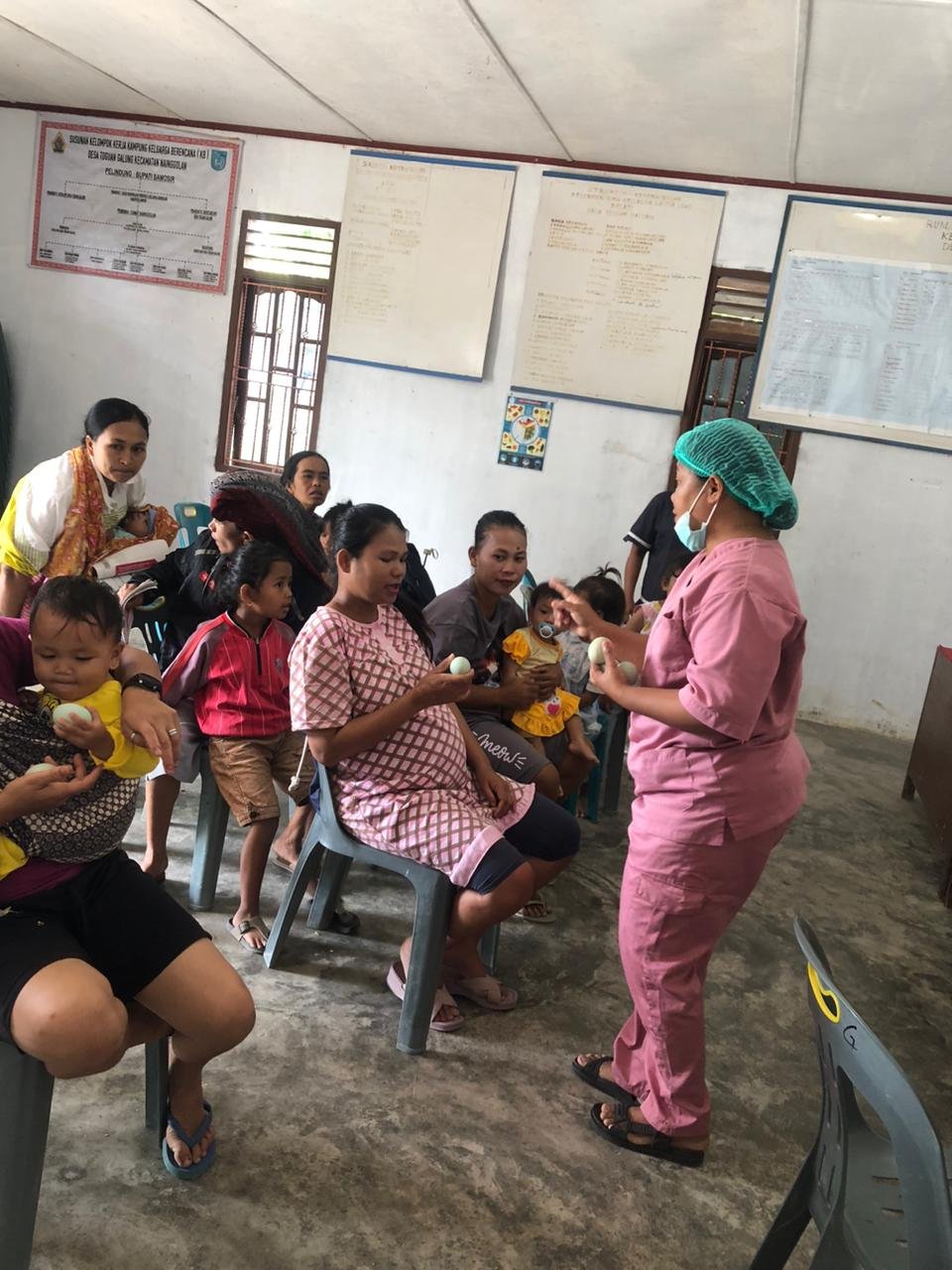 PEMBERDAYAAN MASYARAKAT DENGAN PENCERAHAN, EDUKASI, PRAKTEK DAN PEMBAGIAN ASUPAN BERGIZI PEMBERDAYAAN MASYARAKAT DENGAN PENCERAHAN, EDUKASI, PRAKTEK DAN PEMBAGIAN ASUPAN BERGIZI
