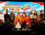 Ulos Holong Untuk Kapolres Samosir di HUT Bhayangkara ke 80 dari Efendy Naibaho dan Komunitas Jurnalis Samosir