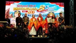 Ulos Holong Untuk Kapolres Samosir di HUT Bhayangkara ke 80 dari Efendy Naibaho dan Komunitas Jurnalis Samosir Ulos Holong Untuk Kapolres Samosir di HUT Bhayangkara ke 80 dari Efendy Naibaho dan Komunitas Jurnalis Samosir