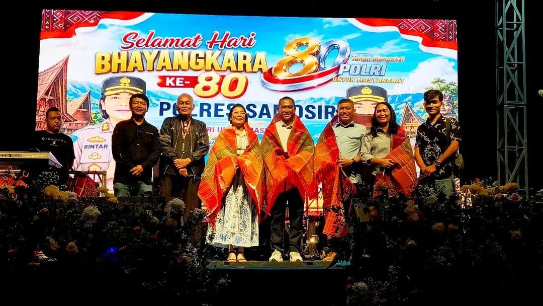Ulos Holong Untuk Kapolres Samosir di HUT Bhayangkara ke 80 dari Efendy Naibaho dan Komunitas Jurnalis Samosir Ulos Holong Untuk Kapolres Samosir di HUT Bhayangkara ke 80 dari Efendy Naibaho dan Komunitas Jurnalis Samosir