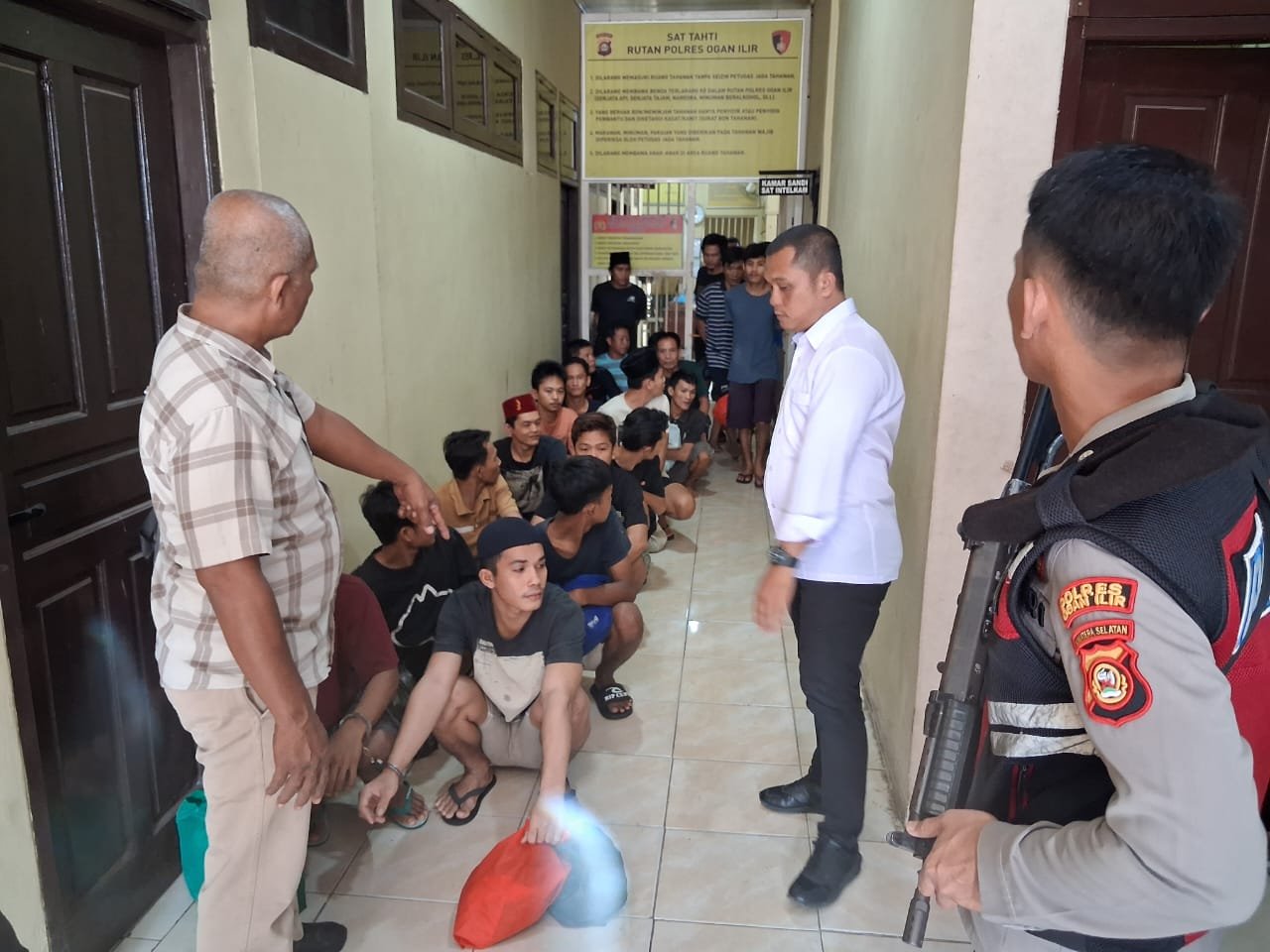 Pengiriman Tahanan ke Lapas Tanjung Raja Dikawal Ketat Pengiriman Tahanan ke Lapas Tanjung Raja Dikawal Ketat