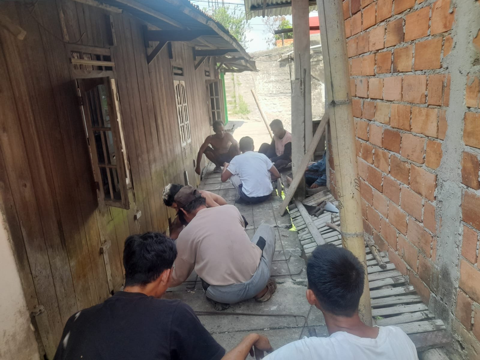 Warga Sakatiga Seberang Gotong Royong Rehab Jembatan Cor Beton Bertiang, BPD Pimpin Langsung Kegiatan
