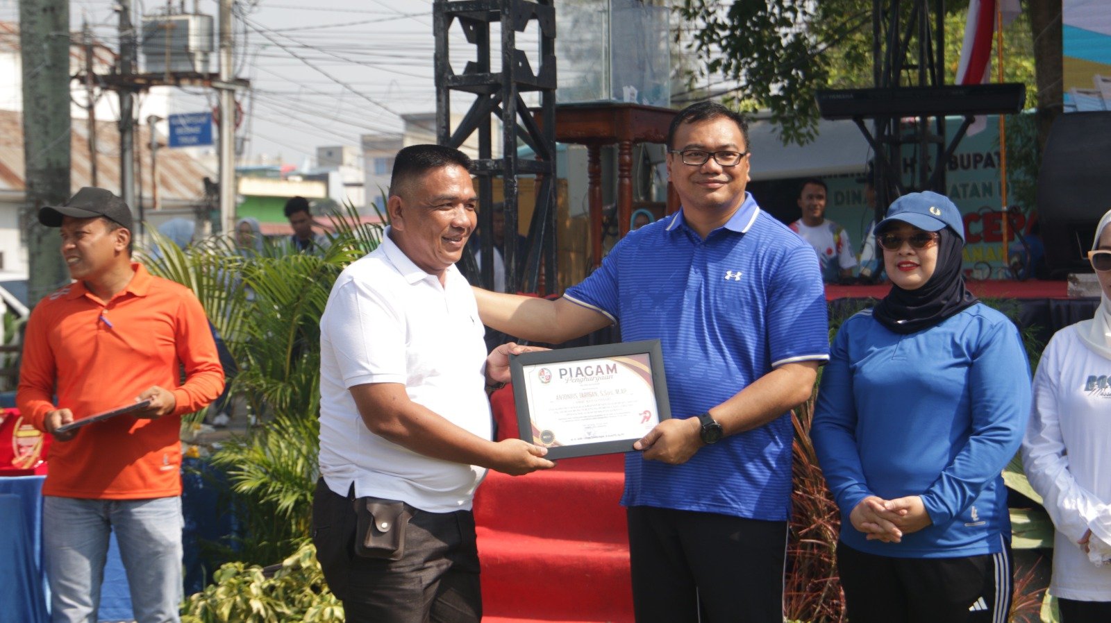 Peringatan Hari Koperasi Nasional Ke-79, Camat Kutalimbaru Terima Penghargaan KDKMP Peringatan Hari Koperasi Nasional Ke-79, Camat Kutalimbaru Terima Penghargaan KDKMP