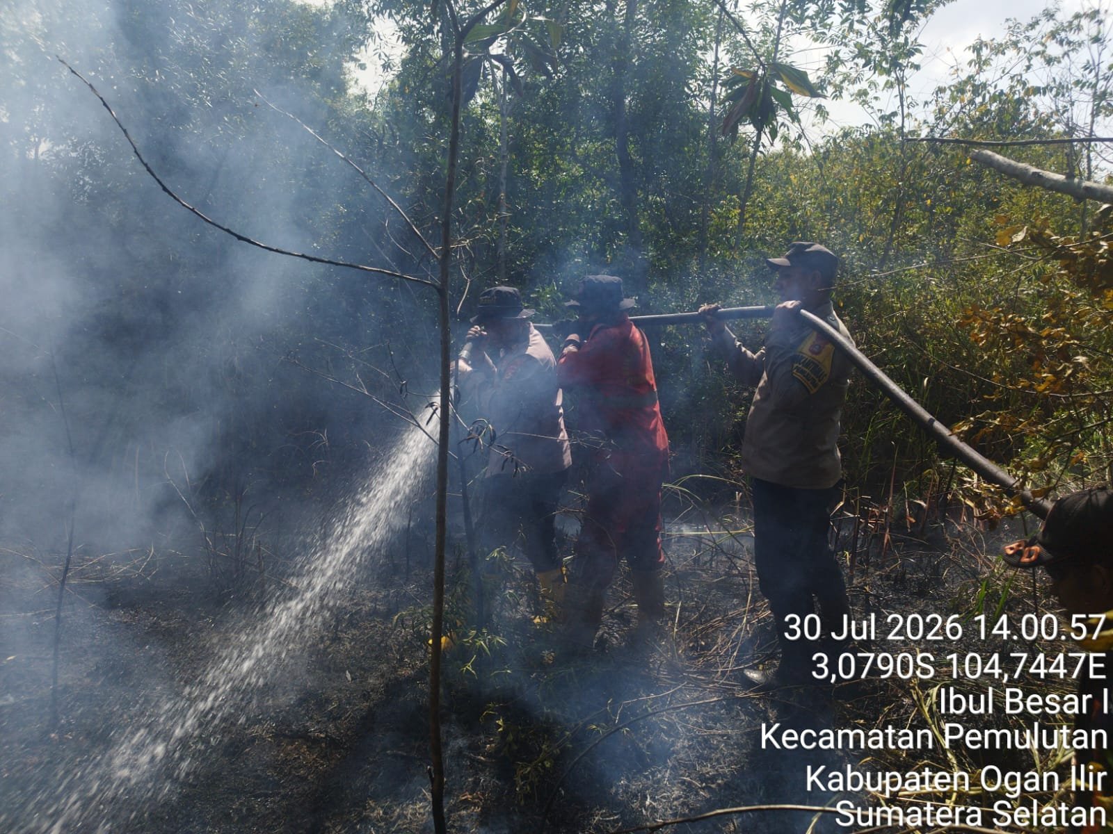 Polsek Pemulutan Bersama Tim Gabungan Berhasil Padamkan Api di 4 Hektare Lahan Gambut Desa Ibul Besar 1 Polsek Pemulutan Bersama Tim Gabungan Berhasil Padamkan Api di 4 Hektare Lahan Gambut Desa Ibul Besar 1