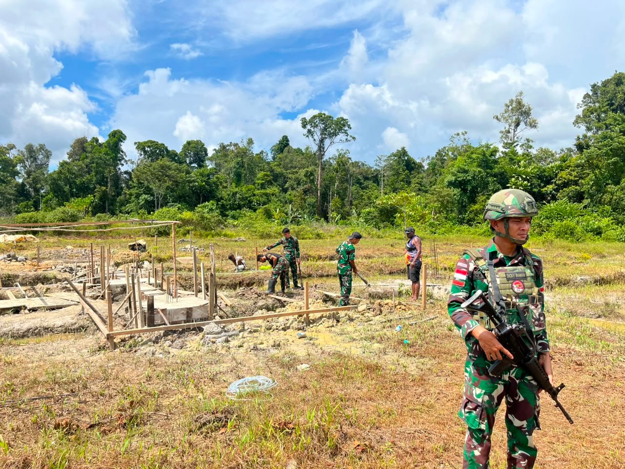 Satgas Yonif 645 GTY Pos Muara Nawa Melaksanakan Kegiatan Membangun Gereja Di Distrik Airu