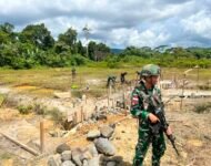 Satgas Yonif 645 GTY Pos Muara Nawa Melaksanakan Kegiatan Membangun Gereja Di Distrik Airu