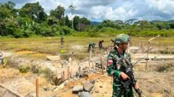 Satgas Yonif 645 GTY Pos Muara Nawa Melaksanakan Kegiatan Membangun Gereja Di Distrik Airu
