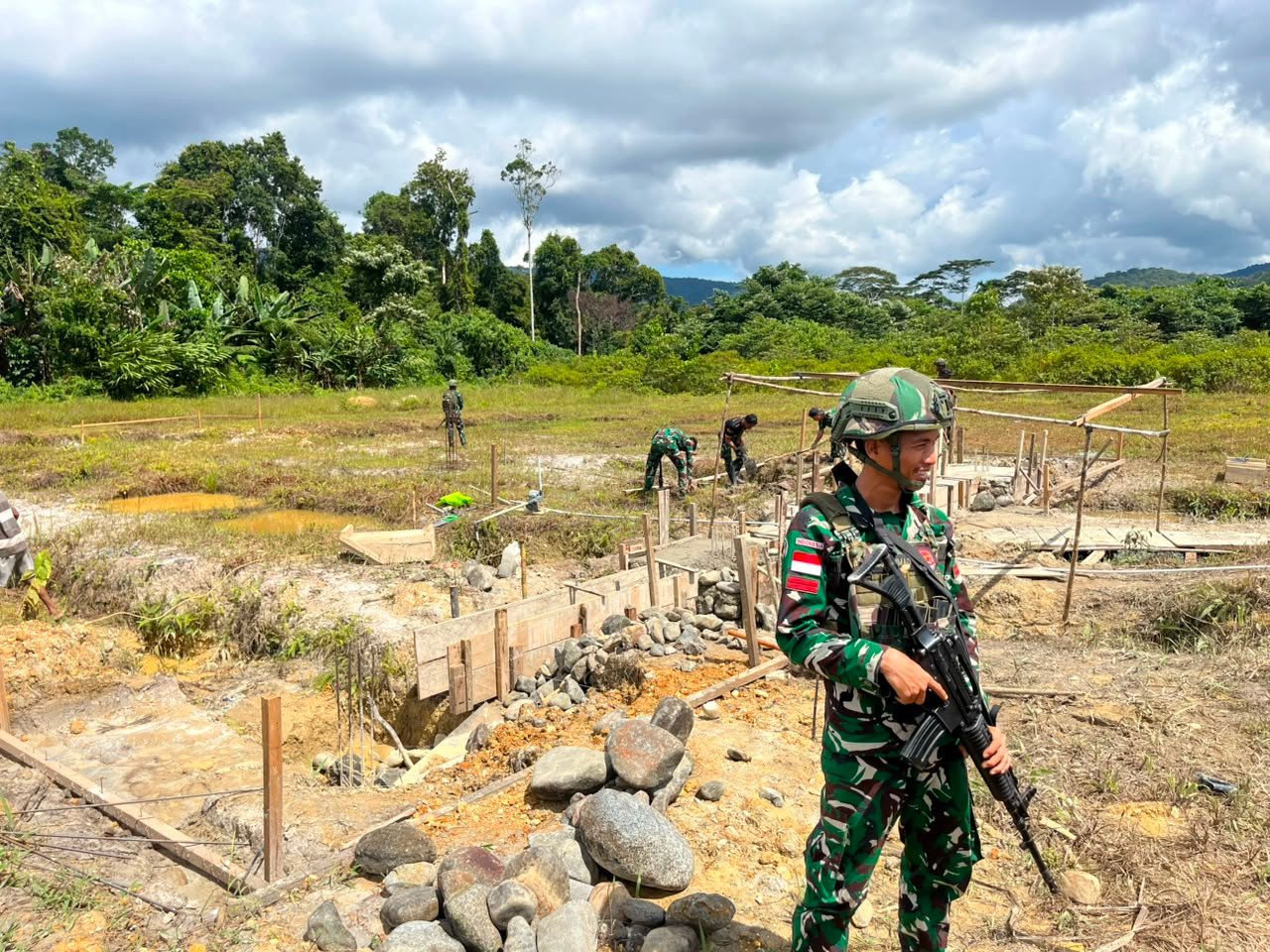 Satgas Yonif 645 GTY Pos Muara Nawa Melaksanakan Kegiatan Membangun Gereja Di Distrik Airu