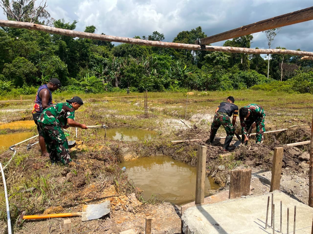 Satgas Yonif 645 GTY Pos Muara Nawa Melaksanakan Kegiatan Membangun Gereja Di Distrik Airu