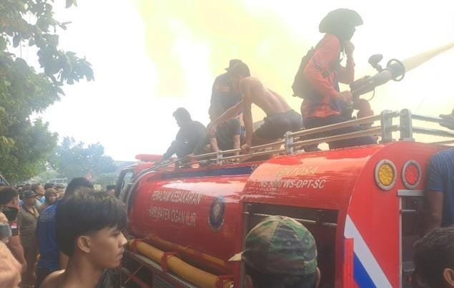 ENAM RUMAH LUDES TERBAKAR DI PEMULUTAN, POLISI AMANKAN TERDUGA PELAKU PEMBAKARAN ENAM RUMAH LUDES TERBAKAR DI PEMULUTAN, POLISI AMANKAN TERDUGA PELAKU PEMBAKARAN