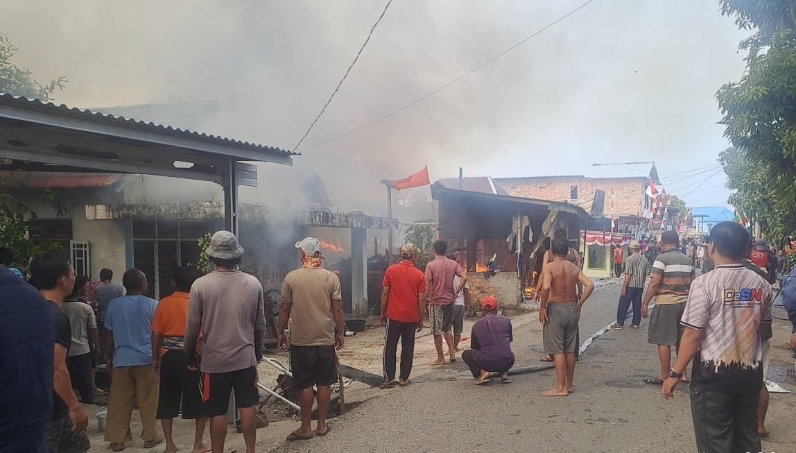 ENAM RUMAH LUDES TERBAKAR DI PEMULUTAN, POLISI AMANKAN TERDUGA PELAKU PEMBAKARAN ENAM RUMAH LUDES TERBAKAR DI PEMULUTAN, POLISI AMANKAN TERDUGA PELAKU PEMBAKARAN
