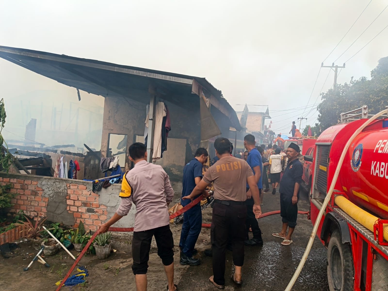 ENAM RUMAH LUDES TERBAKAR DI PEMULUTAN, POLISI AMANKAN TERDUGA PELAKU PEMBAKARAN ENAM RUMAH LUDES TERBAKAR DI PEMULUTAN, POLISI AMANKAN TERDUGA PELAKU PEMBAKARAN