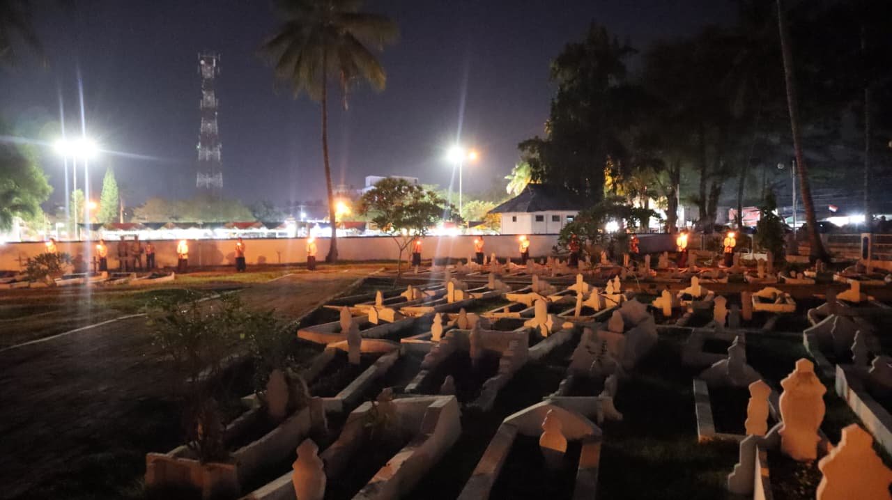 Kenang Jasa Para Pahlawan, Kapolresta Deli Serdang Pimpin Apel Kehormatan dan Renungan Suci di Taman Makam Pahlawan Lubuk Pakam Kenang Jasa Para Pahlawan, Kapolresta Deli Serdang Pimpin Apel Kehormatan dan Renungan Suci di Taman Makam Pahlawan Lubuk Pakam