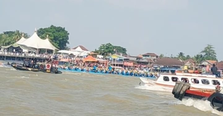Menggelorakan Semangat Gotong Royong di Atas Sungai Musi: Pesona Tradisi Perahu Bidar yang Tak Tergerus Zaman