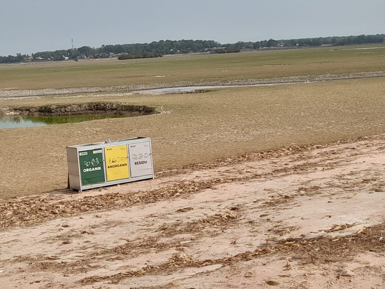 Sigap Tanggapi Keluhan Warga, DLH Ogan Ilir Pasang Tempat Sampah di Area Wisata Tanjung Senai Sigap Tanggapi Keluhan Warga, DLH Ogan Ilir Pasang Tempat Sampah di Area Wisata Tanjung Senai
