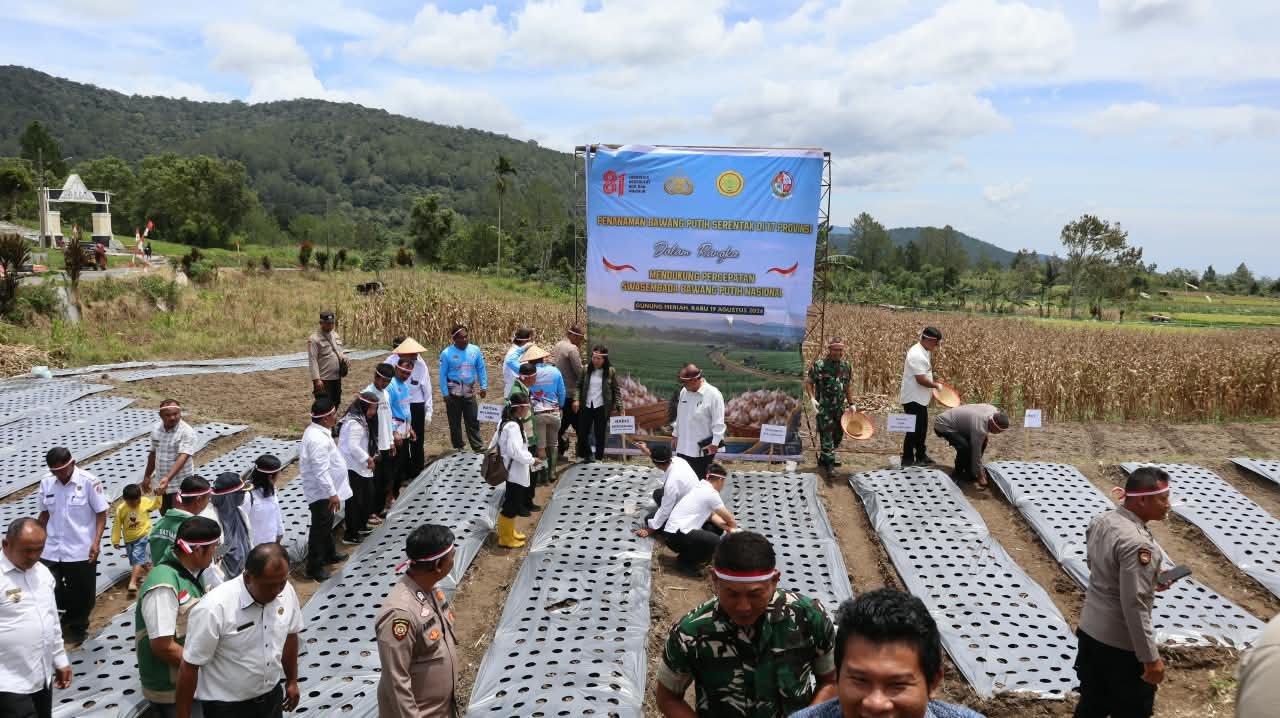 Polri Dukung Swasembada Pangan, Polresta Deli Serdang Laksanakan Penanaman Bawang Putih Serentak Di 17 Provinsi Polri Dukung Swasembada Pangan, Polresta Deli Serdang Laksanakan Penanaman Bawang Putih Serentak Di 17 Provinsi
