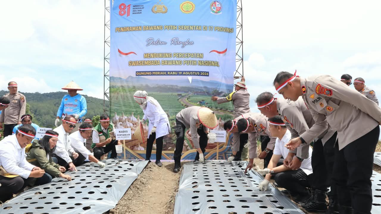 Polri Dukung Swasembada Pangan, Polresta Deli Serdang Laksanakan Penanaman Bawang Putih Serentak Di 17 Provinsi Polri Dukung Swasembada Pangan, Polresta Deli Serdang Laksanakan Penanaman Bawang Putih Serentak Di 17 Provinsi