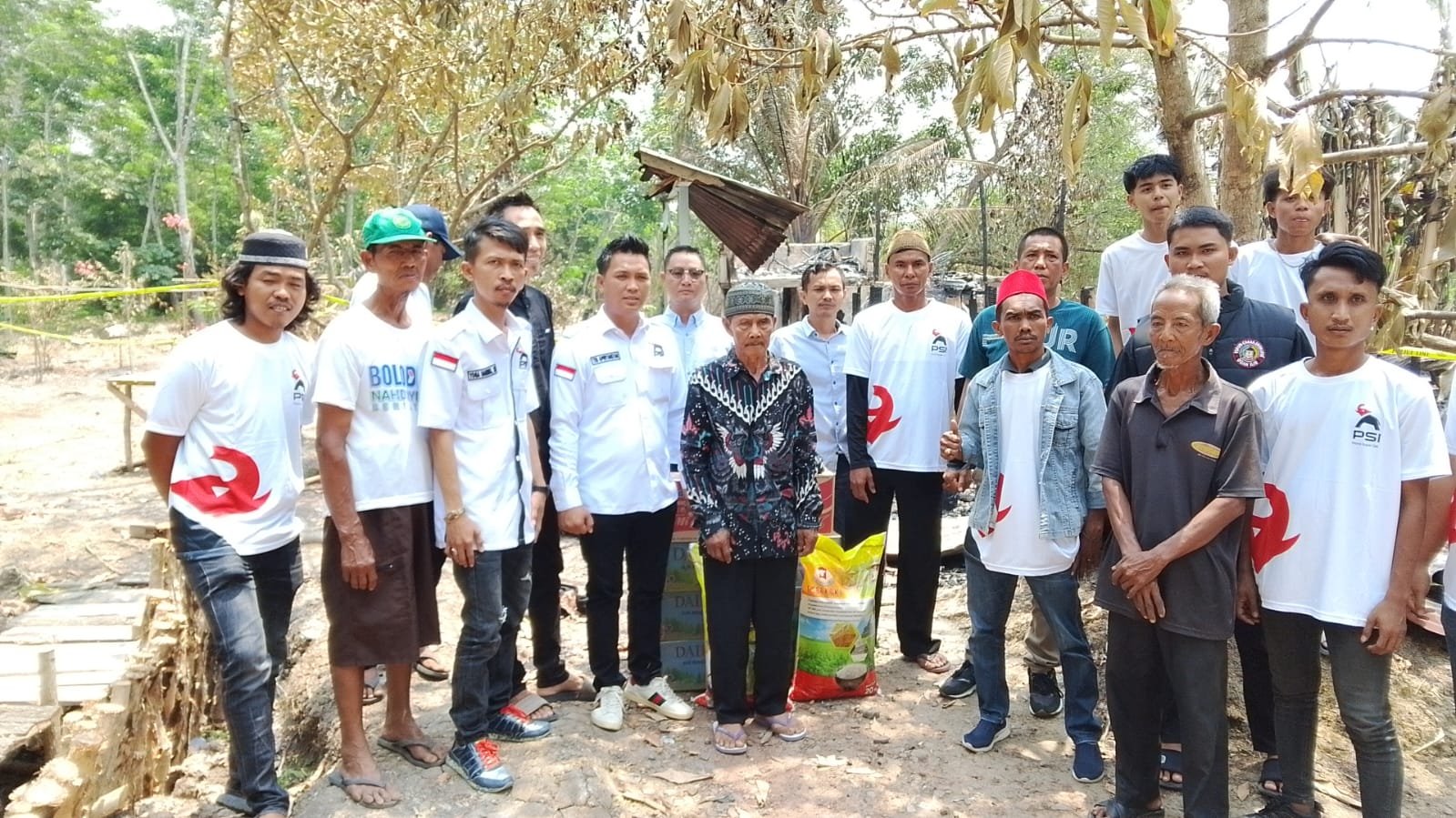 Aksi Kemanusiaan Ketua DPD PSI Ogan Ilir Kunjungi Korban Kebakaran Pulau Semambu, Warga Terharu Aksi Kemanusiaan Ketua DPD PSI Ogan Ilir Kunjungi Korban Kebakaran Pulau Semambu, Warga Terharu
