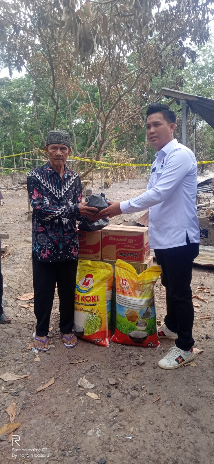 Aksi Kemanusiaan Ketua DPD PSI Ogan Ilir Kunjungi Korban Kebakaran Pulau Semambu, Warga Terharu Aksi Kemanusiaan Ketua DPD PSI Ogan Ilir Kunjungi Korban Kebakaran Pulau Semambu, Warga Terharu