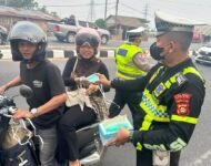 Redam Dampak Asap Karhutla, Sat Lantas Polres Ogan Ilir Gerak Cepat Bagikan Masker dan Atur Lalu Lintas di Lokasi Kebakaran