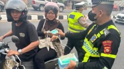 Redam Dampak Asap Karhutla, Sat Lantas Polres Ogan Ilir Gerak Cepat Bagikan Masker dan Atur Lalu Lintas di Lokasi Kebakaran