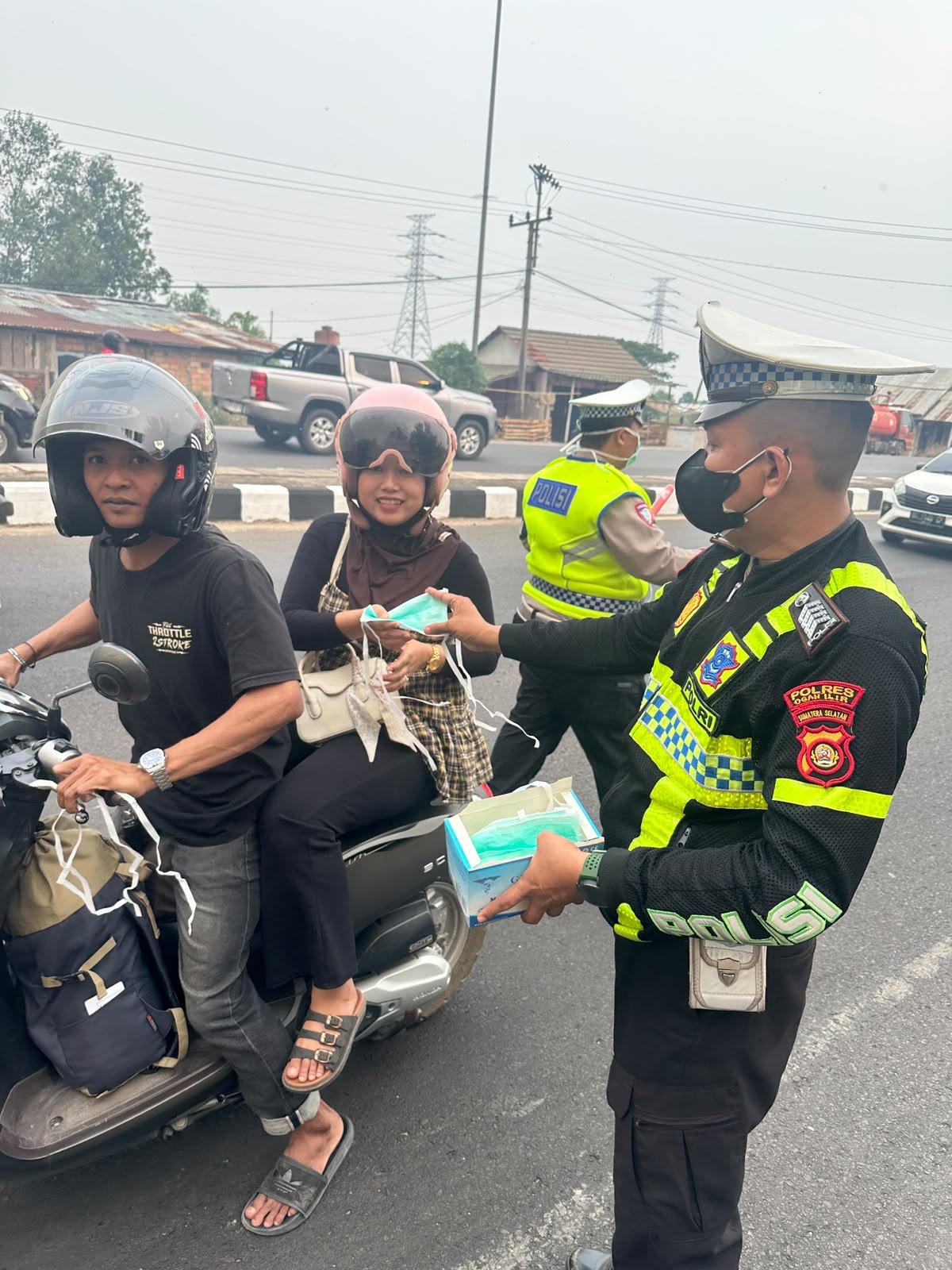 Redam Dampak Asap Karhutla, Sat Lantas Polres Ogan Ilir Gerak Cepat Bagikan Masker dan Atur Lalu Lintas di Lokasi Kebakaran