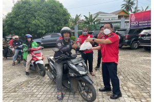B.O Situngkir Amd.Ip, SH, MH KaRutan Kelas 1 Palembang Bersama Staf Melaksanakan Baksos Dalam Rangka Bulan Puasa Ramadhan 1433H
